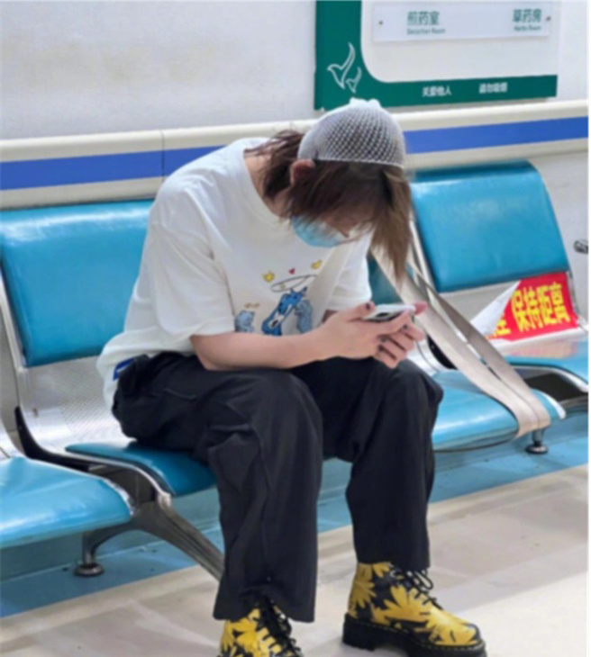 網友在醫院偶遇小鬼，曬出小鬼頭套紗布網的照片。（圖／翻攝自小鬼微博）

