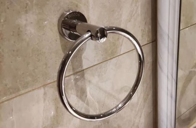 饭店浴室惊见1铁环，老司机一看全想歪。（图／翻摄自爆废公社二馆）
