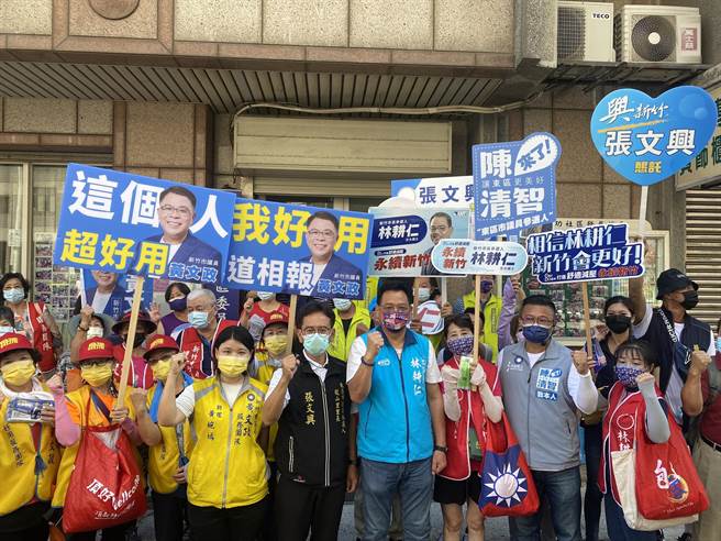 國民黨新竹市長參選人林耕仁（右四）今天上午在市議員參選人陳清智（右二）、張文興（右五）的陪同下，至公學新城及新源市場拜票