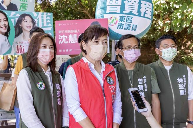 沈慧虹（左二）6日向高虹安提問，是否認同柯文哲所說的岸一家親？（民進黨提供／陳育賢新竹傳真）