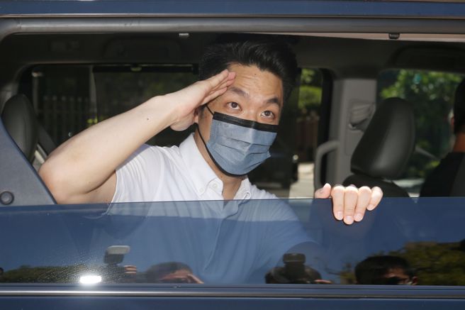 日参加南港区重阳里「父亲节暨亲子环保活动」时，针对民进党台北市长参选人陈时中在节目专访时建议蒋万安不要变成「战斗型」，蒋万安表示，参选前说万华是破口、参选后说要疼惜万华；参选前喝红酒、参选后吃泡麵，陈时中才是真正变了一个人。（杜宜谙摄）