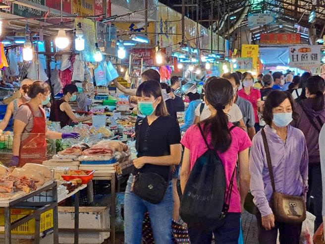 经发局今天在丰原第一公有零售市场，举办「美味丰原 欢庆八八」市场行销活动，因这里是丰原人在地採买的大据点，也是许多家庭、亲子间的共同回忆。(陈世宗摄)