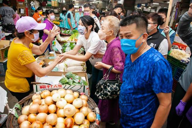 民眾党新竹市长参选人高虹安（右三），6日一大早在柯妈何瑞英（右二）的陪同下，到新竹市果菜批发市场拜票。（民眾党提供／陈育贤新竹传真）