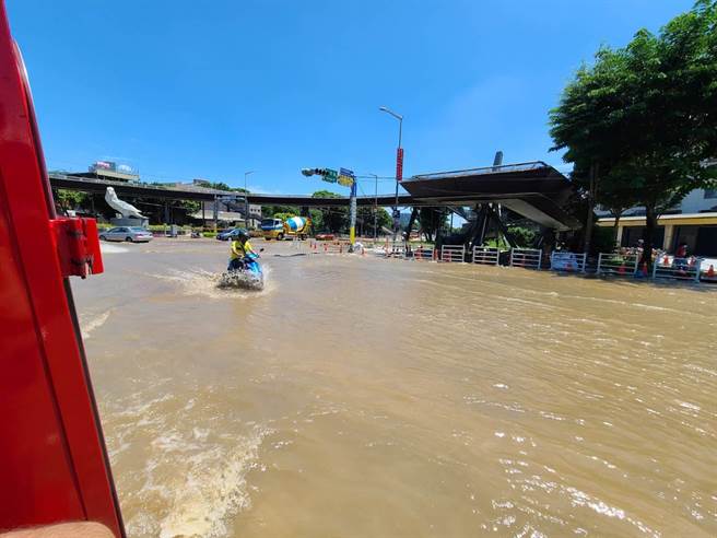 莺歌馆前路自来水管爆裂水漫住宅 莺歌与桃园部分地区停水。（新北市消防局提供）