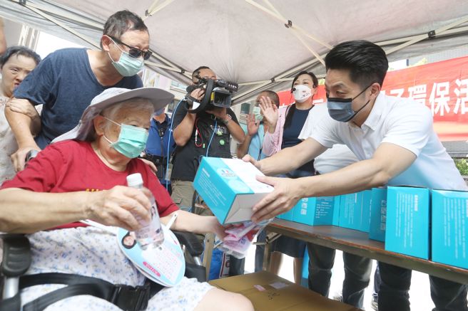 国民党台北市长参选人蒋万安6日参加南港区重阳里「父亲节暨亲子环保活动」。（杜宜谙摄）