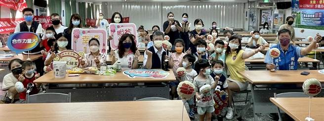 中市儿少发展帐户储蓄利息100％，太平说明会教理财桌游。（台中市政府提供）