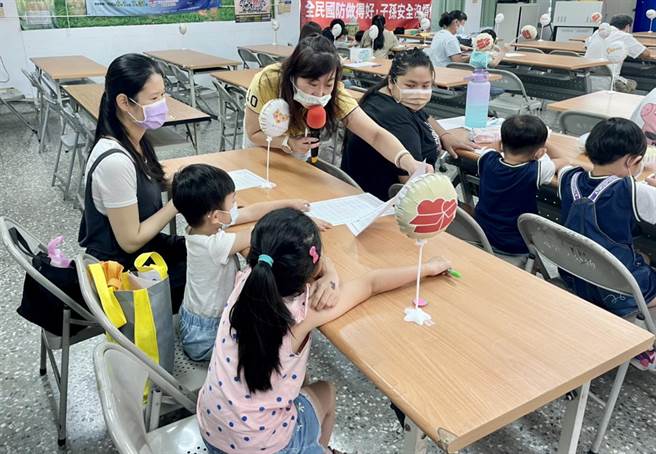 社会局利用有趣活泼的亲子桌游，提升弱势家户的理财知能，并鼓励弱势家户储蓄。（台中市政府提供）