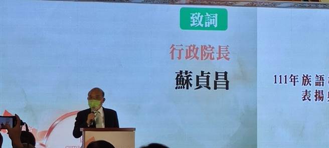 原民會今天共頒發52名族語模範父親，並提供最高1萬元獎金，希望藉此表揚原住民族語模範父親傳承族語的努力。（林良齊攝）