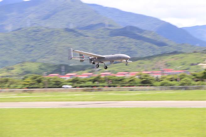共軍包圍台海軍演第3天，「銳鳶無人機」從恆春機場起起飛偵蒐3小時。（謝佳潾攝）
