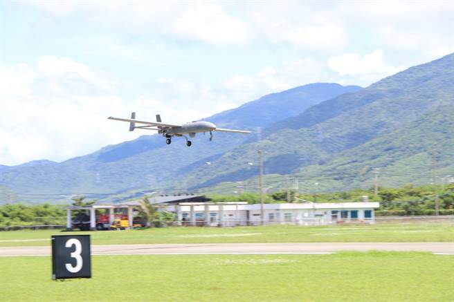 共軍包圍台海軍演第3天，「銳鳶無人機」從恆春機場起起飛偵蒐3小時。（謝佳潾攝）
