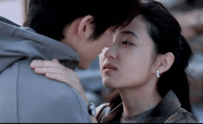 《天才基本法》大结局俩人在海边拥吻。（图／翻摄自天才基本法微博）

