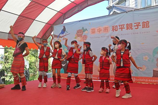 小朋友穿着泰雅族传统服饰，表演传统舞蹈。（弘光科大提供）