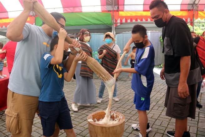 泰雅族小朋友和家长们，体验传统美食捣麻糬DIY。（弘光科大提供）