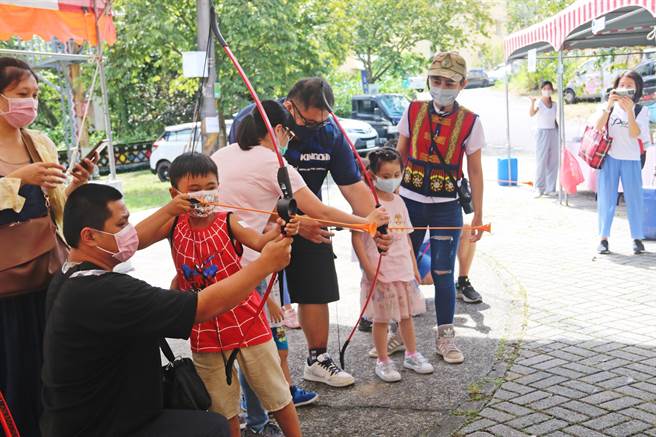 泰雅族小朋友和家长们，体现泰雅族勇士精神的射箭体验。（弘光科大提供）