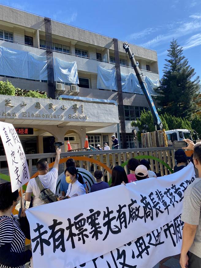 芝山國小校園出現建置日照中心的機具完全沒有護欄和告示，家長擔憂恐危害孩童安全。（張斯綱辦公室提供／游念育台北傳真）