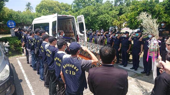 台南市警3分局小队长蓝峰国灵柩送出大厅，警界同事全部举手致敬。（程炳璋摄）