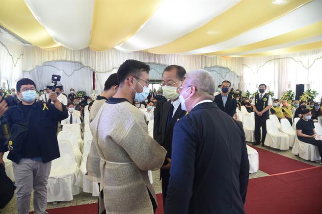 警政署长黄明昭（黑西装蓝领带者）慰问小队长蓝峰国家属。（读者提供／程炳璋台南传真）