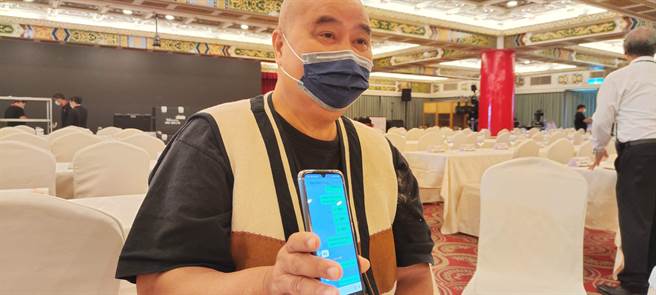 今年60余岁的阿美族父亲林泳辉平时透过全族语方式与儿子沟通外，甚至连与儿子传讯息时也用阿美族语拼音。（林良齐摄）