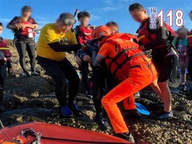 海巡署第二岸巡队6日上午协助受困礁岩身体不适的游客送医。（海巡署第二岸巡队提供／张志康基隆传真）