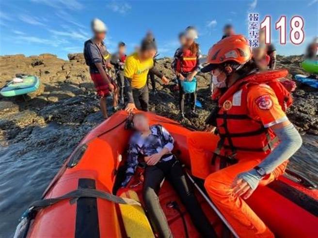 海巡署第二岸巡队6日上午协助受困礁岩身体不适的游客送医。（海巡署第二岸巡队提供／张志康基隆传真）