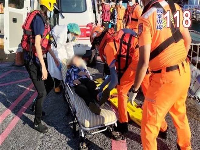 海巡署第二岸巡队6日上午协助受困礁岩身体不适的游客送医。（海巡署第二岸巡队提供／张志康基隆传真）