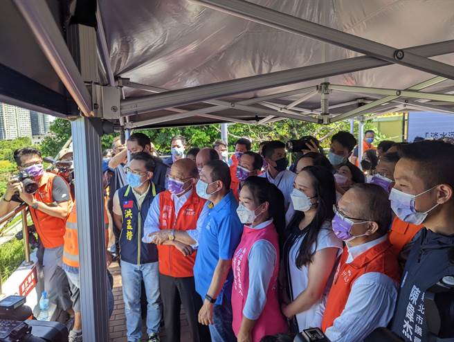 今日新北市长侯友宜与行政院长苏贞昌，一起到淡水视察「淡北道路」工程规划，两人互动不多，苏揆视察完毕也随即离开。(黄敬文摄)