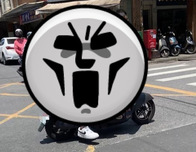 路上驚見超恐怖騎車方式，引起網友討論。（圖／翻攝自路上觀察學院）