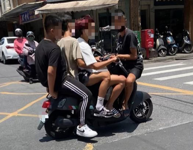 4個年輕男子擠一輛機車在路上奔馳，引來千人吐槽。（圖／翻攝自路上觀察學院）
