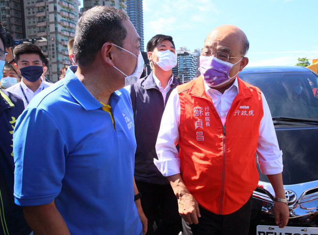行政院长苏贞昌（右）6日到新北视察淡水河北侧沿河平面道路工程规划情形，连2天和新北市长侯友宜（左）同台，且都是跟交通有关的行程，外界解读苏贞昌是要帮自家参选人林佳龙拉抬声量。（张铠乙摄）