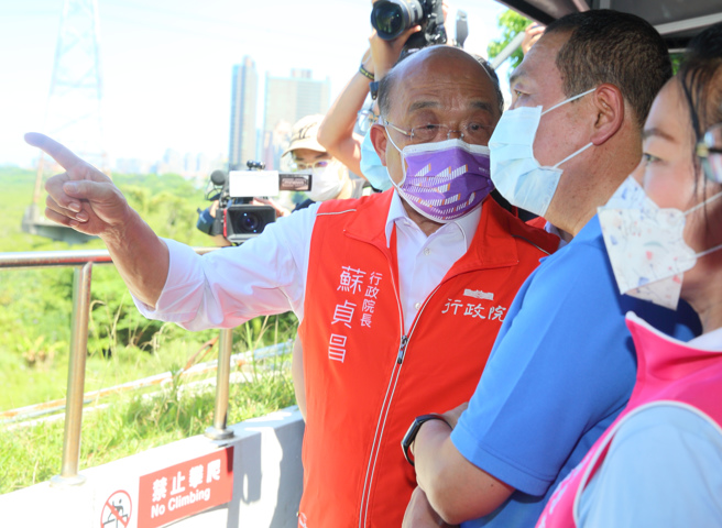 行政院长苏贞昌（左）一连两天到新北视察交通建设，还与新北市长侯友宜（右二）同台，被外界解读是要藉政绩帮同党新北市长参选人林佳龙背书，拉抬选情。对此，苏表示，不涉及到任何助选，「但凡是过程中有努力、有帮忙的人，我们都应该给人家感谢、肯定，这是做人的道理」。（张铠乙摄）