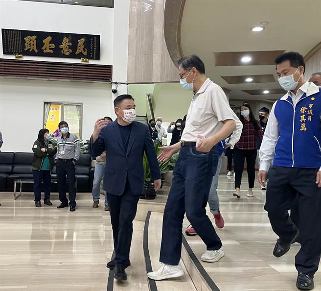 国民党桃园市长参选人张善政于5月26日到市议会正式拜会议长邱奕胜。（陈梦茹摄）