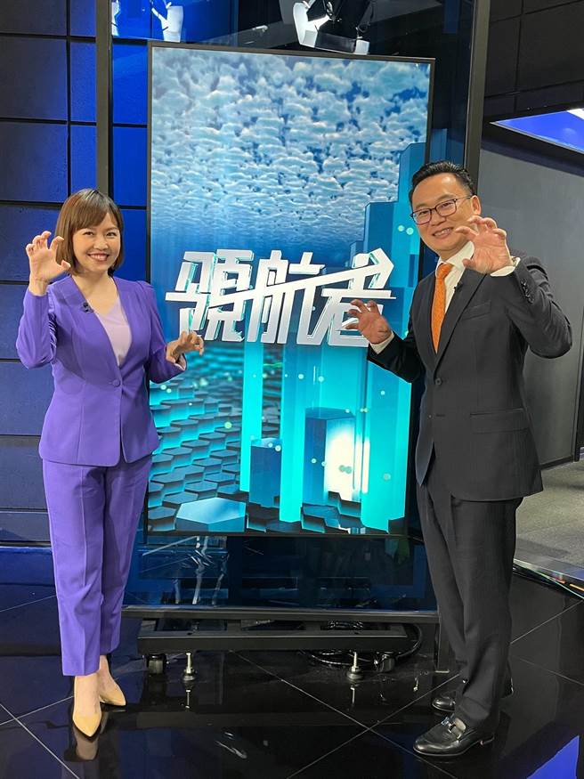 廖芳潔與台灣虎航董事長陳漢銘一起擺出「虎爪」pose，相當活潑。（鏡新聞提供）