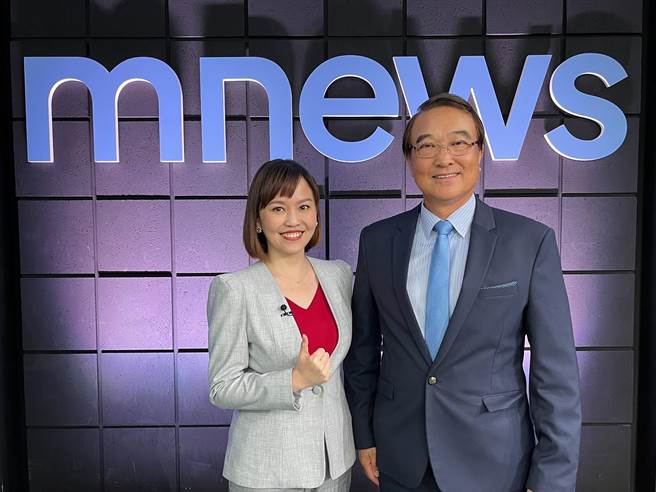 元晶董事長廖國榮在接受專訪前，特別做功課研究主持人背景，認真態度讓廖芳潔相當佩服。（鏡新聞提供）