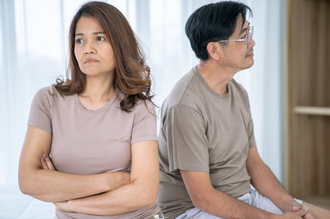 她不满公婆信用破产还借钱买房，要求登记在子女强迫签借名登记合约。发文怒骂：「下地狱」。（示意图/Shutterstock提供）