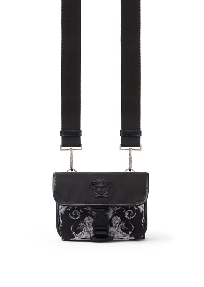 Versace Silver Baroque 邮差包，3万4000元。（Versace 提供）