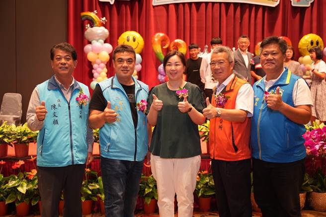 金门5乡镇长出席父亲节表扬大会，祝福全天下爸爸「父亲节快乐！」（金门县府社会处提供）