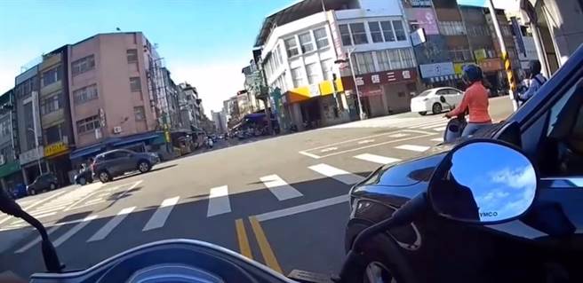 員警在路旁發現28歲傅姓男子開車未繫安全帶，攔查時還發現他酒駕。（翻攝照片／崔正綱高雄傳真）