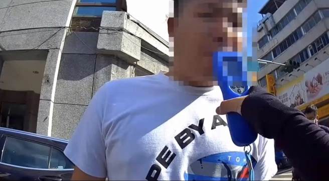 傅男身上散發濃濃酒味，隨即實施酒測，酒測值達0.93。（翻攝照片／崔正綱高雄傳真）
