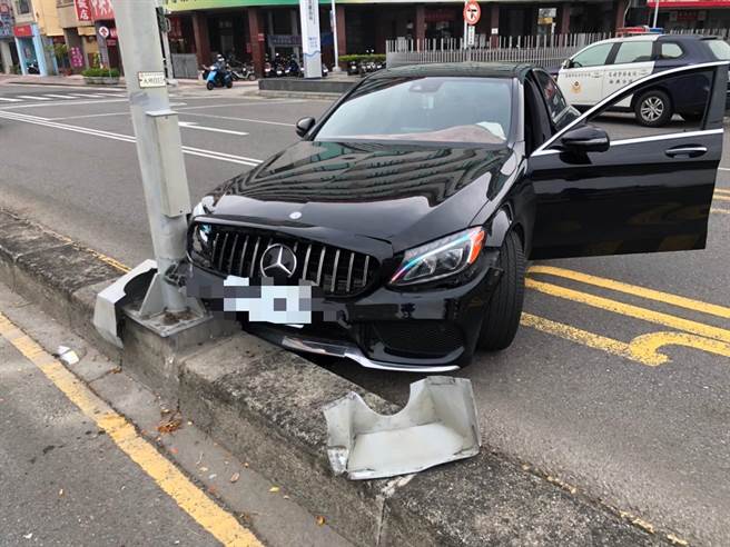 今年5月5日上午7時許，傅姓男子駕駛自己賓士愛車行經中山、中正路口時，轉彎不慎擦撞到路中的分隔島與電線桿，員警見狀立即對傅男作酒測，酒測值1.13，隨後依公共危險罪送辦並吊扣駕照。（翻攝照片／崔正綱高雄傳真）