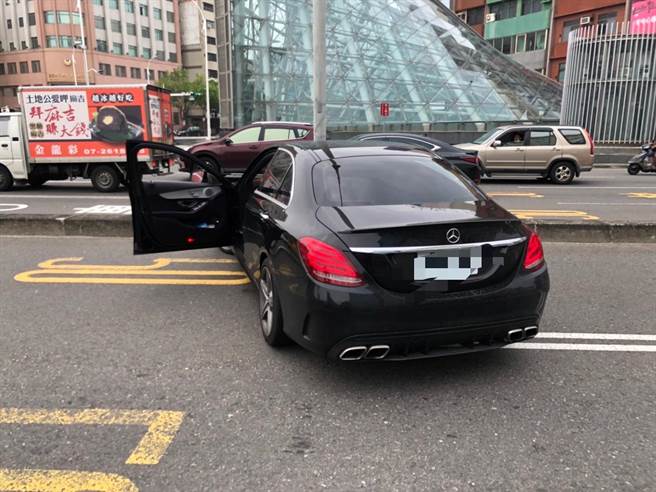 今年5月5日上午7時許，傅姓男子駕駛自己賓士愛車行經中山、中正路口時，轉彎不慎擦撞到路中的分隔島與電線桿，員警見狀立即對傅男作酒測，酒測值1.13，隨後依公共危險罪送辦並吊扣駕照。（翻攝照片／崔正綱高雄傳真）