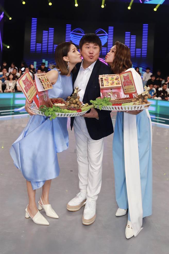 吴怡霈（左起）以及赖慧如献上「束修六礼」，提前替胡瓜庆祝父亲节。（民视提供）