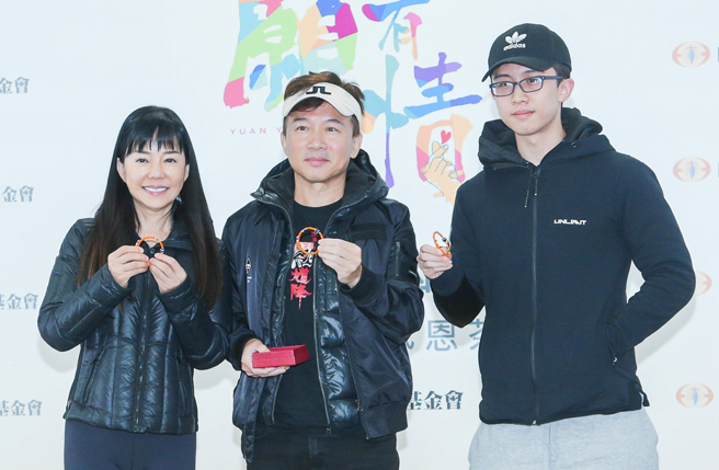 狄莺和孙鹏先前到寺庙还愿，感谢儿子没事。（图／中时资料照片）