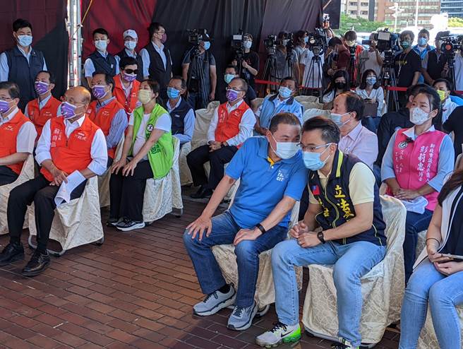 今日行政院长苏贞昌前往新北市淡水区视察「淡北道路工程规划」，也再度与新北市长侯友宜同台，然而苏揆在致词的时候，提到少讲些争功诿过、伤感情的话，暗酸新北市府近日针对多项建设杠上民进党新北市长参选人林佳龙。(黄敬文摄)