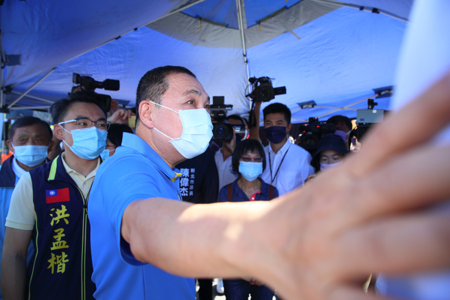 行政院长苏贞昌一连2天与新北市长侯友宜（中）同场视察新北交通建设，被外界解读是在帮民进党新北市长参选人林佳龙宣传站台。侯友宜6日回应，不在乎选举问题，只在乎民眾要他做的事，期盼与中央不断沟通协调，过程中难免有不一样的想法，但会全力克服完成。（张铠乙摄）