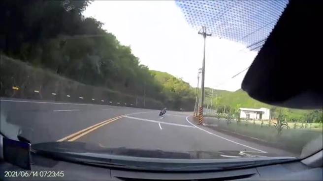 張姓男子騎機車在台3線飆車壓車過彎，被法院裁定受罰。（讀者提供／謝明俊苗栗傳真）