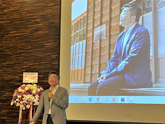 蔡其昌回忆在东海的恋爱史，露出腼腆笑容。(照片/东海大学提供)