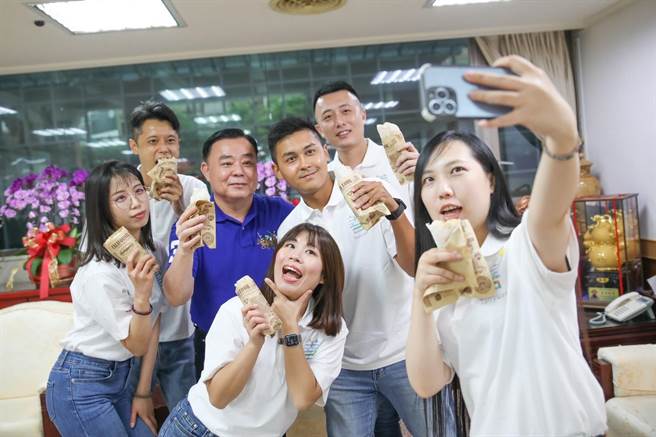 张善政发言团5日成军，议长邱奕胜特别准备地方排队美食润饼招待。（桃园市国民党团提供／陈梦茹桃园传真）