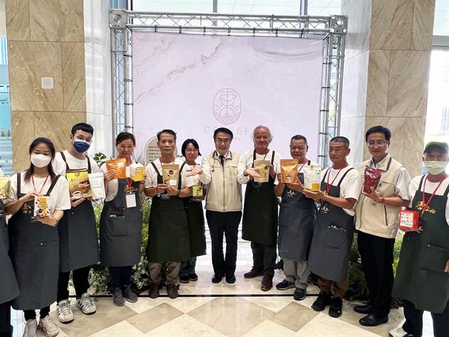 台南市政府观光旅游局邀集14家曾获国际认证精品咖啡的东山咖啡业者齐聚安平行销。（洪荣志摄）