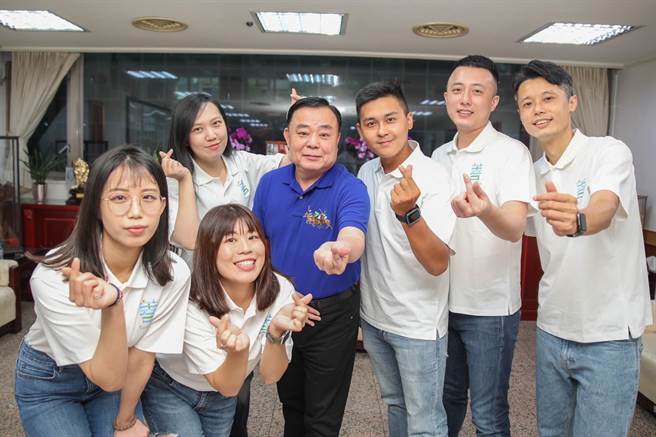 国民党桃园市长参选人张善政的青年发言团5日成军，第1个行程就到议会拜会议长邱奕胜。（桃园市国民党团提供／陈梦茹桃园传真）