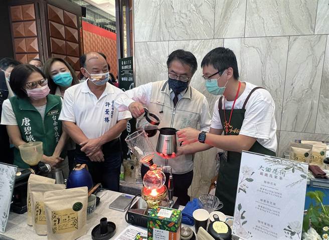 台南市长黄伟哲出席东山咖啡市集力挺业者。（洪荣志摄）
